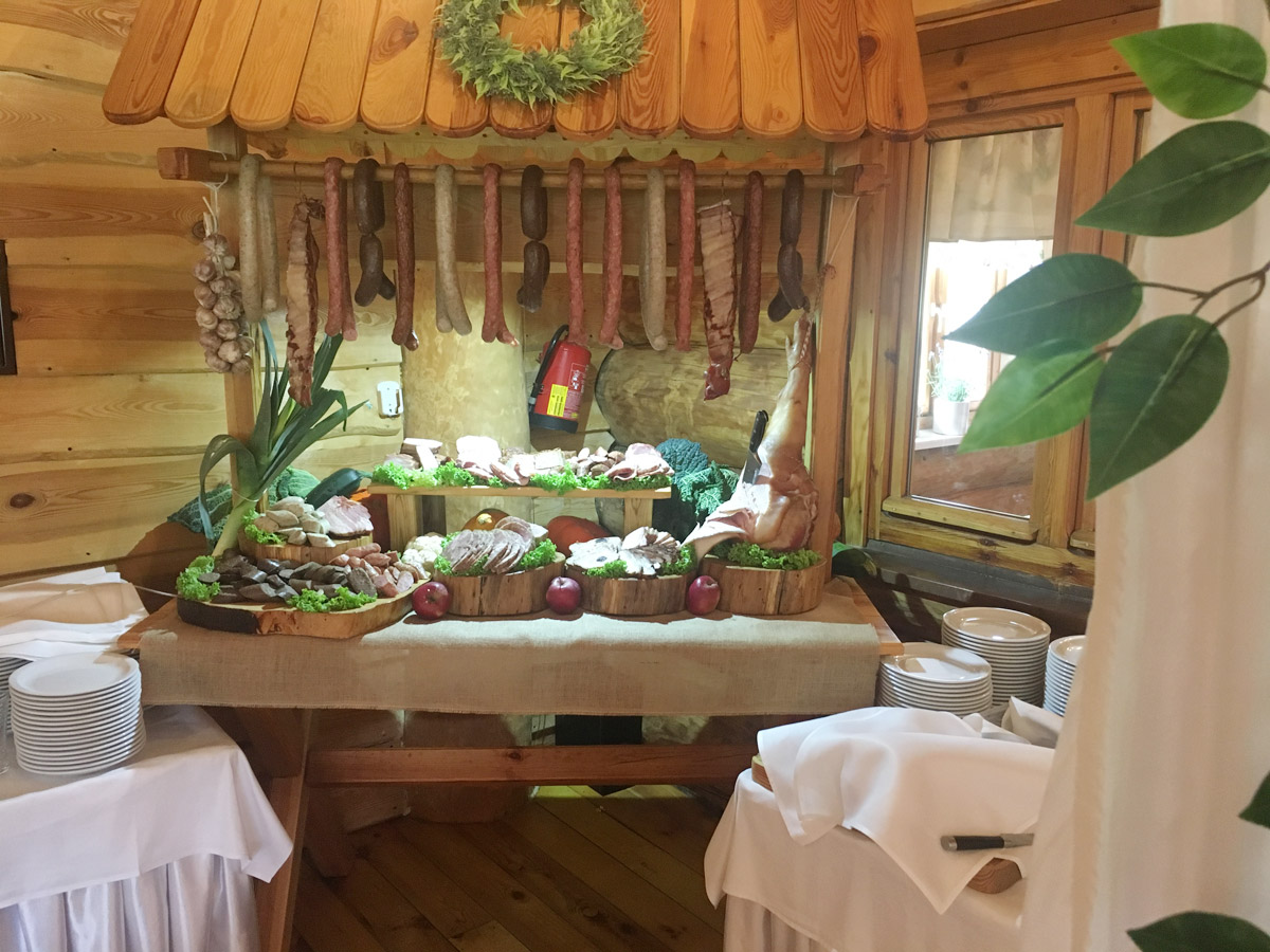 sala weselna w stylu rustykalnym